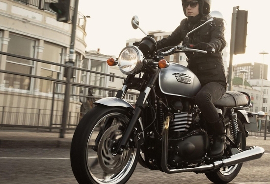 Triumph_Bonneville_標準版