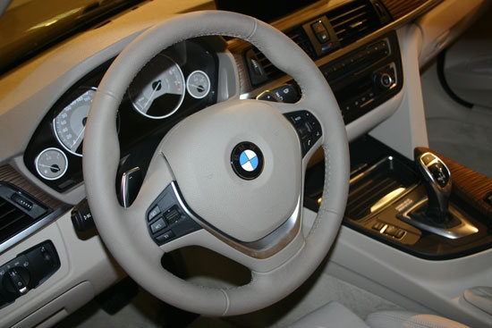 BMW_3-Series Sedan_320d Luxury