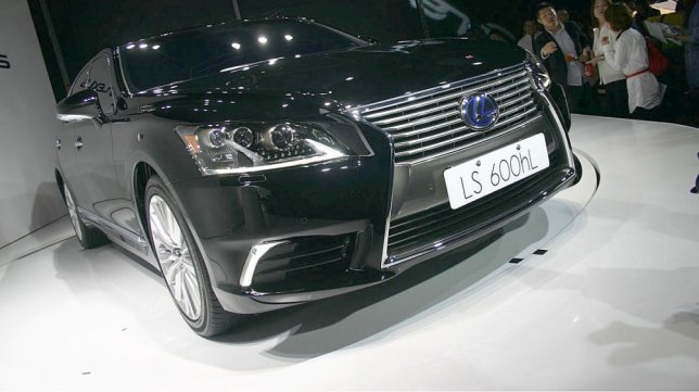 2016 Lexus LS 600hL OTTOMAN