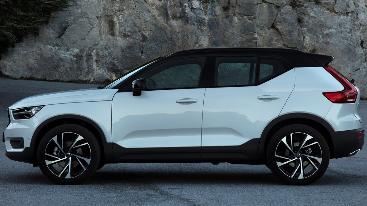 2022 Volvo XC40 B5 R-Design