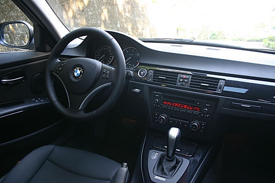 BMW_3-Series Sedan_318d