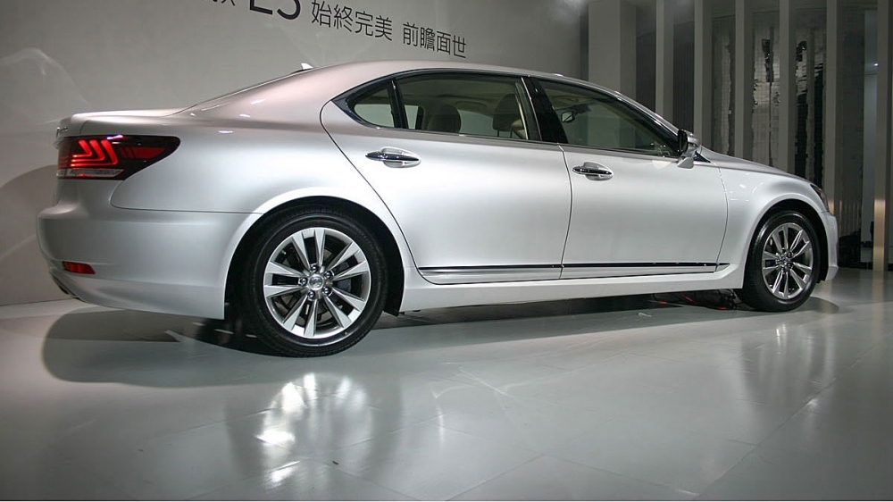 Lexus_LS_460L OTTOMAN