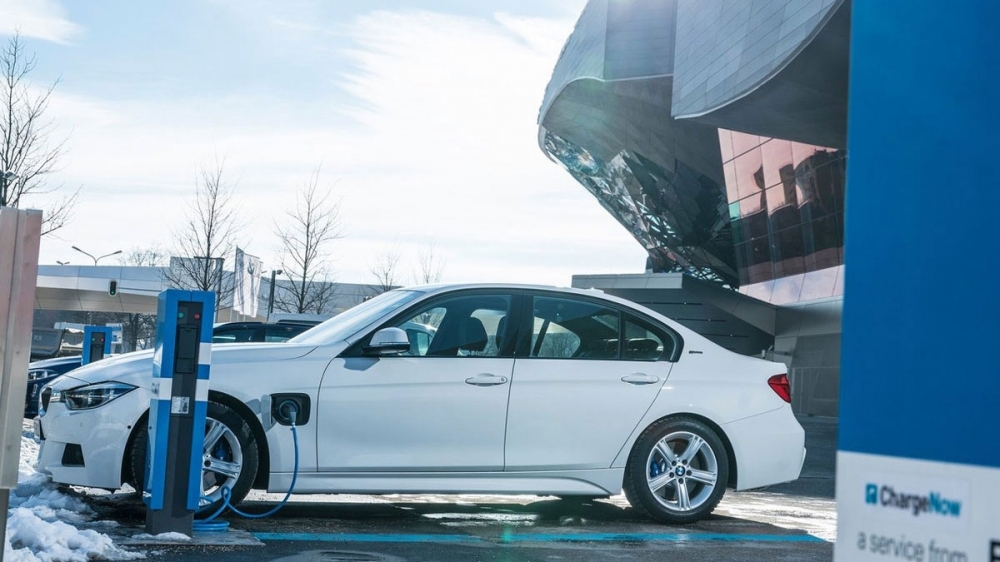 BMW_3-Series Sedan_330e Luxury Line