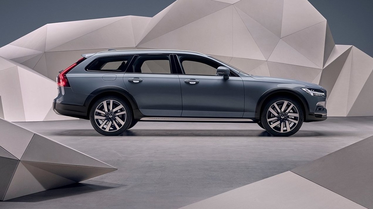 2022 Volvo V90 Cross Country B5 Momentum