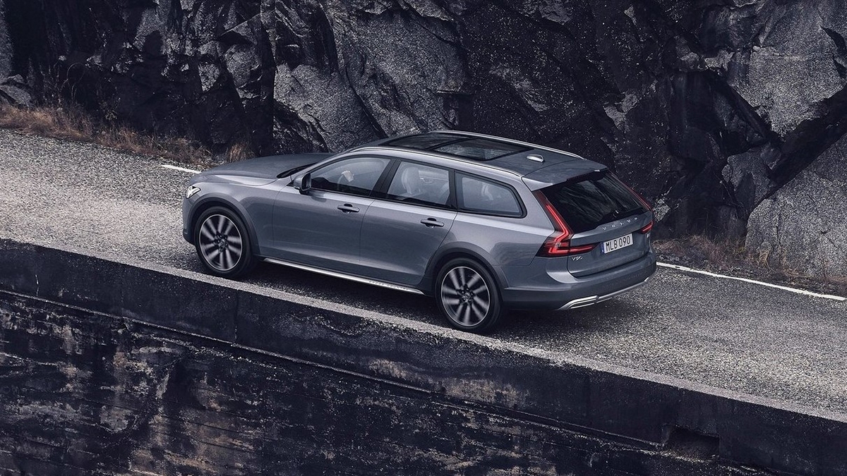 2022 Volvo V90 Cross Country B5 Momentum