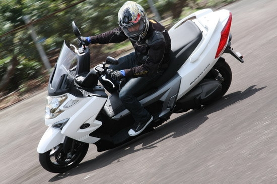 Kymco_MY ROAD_700i