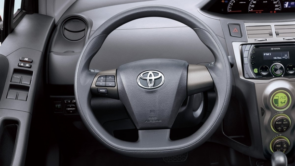 Toyota_Yaris_1.5 E Leather