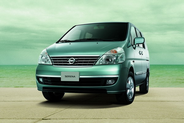 Nissan_Serena_標準型8人座