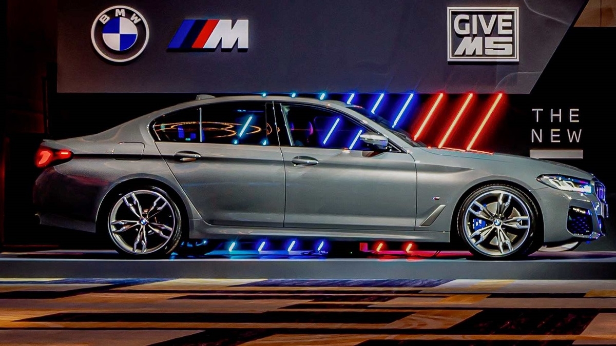 2022 BMW 5-Series Sedan M550i xDrive
