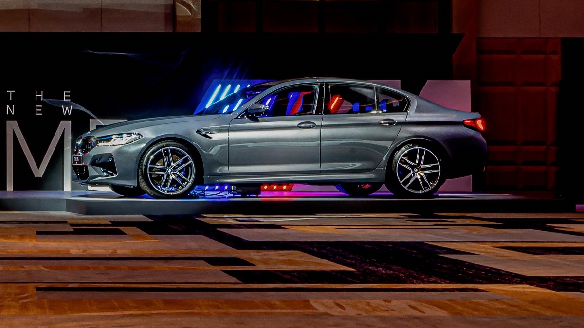 2022 BMW 5-Series Sedan M5 Racing Package