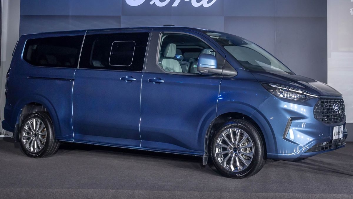 2025 Ford Tourneo Custom Bus Titanium 八座