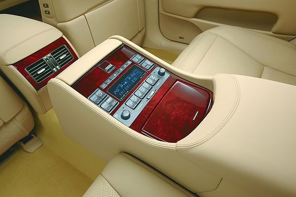 Lexus_LS_600hL 皇家限定四人座