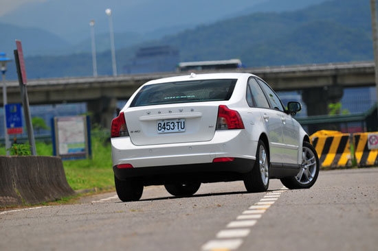 Volvo_S40_2